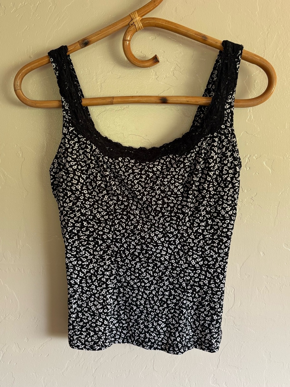 90s Vintage Dainty Ditzy Floral Lace Trim Tank Top Black White Papillon Blanc